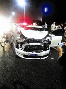小车撞向相向行驶的公交车,车头损毁较严重。